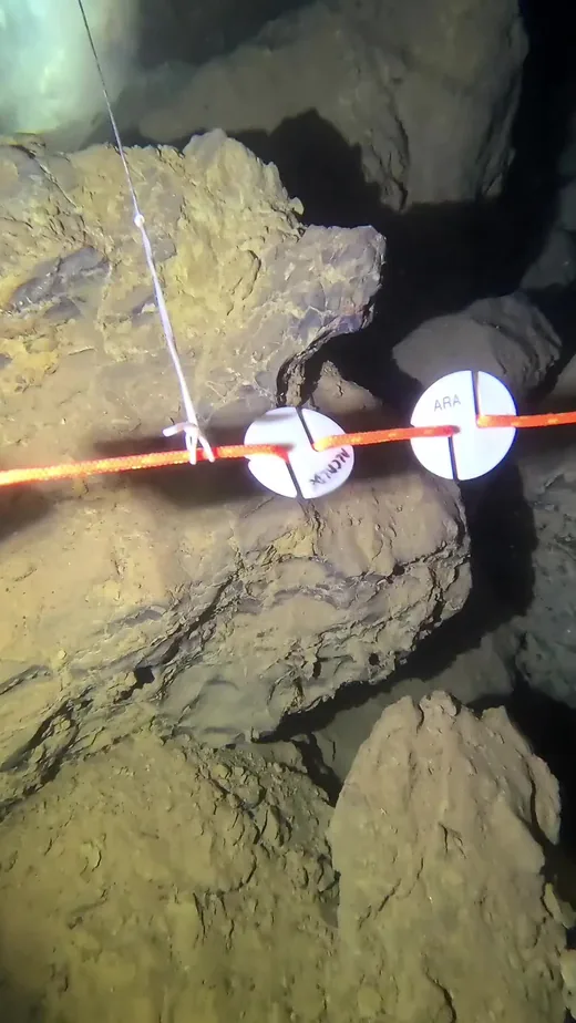 Buceo técnico en la Cueva del Agua de Mazarrón: paredes y techos de mármol